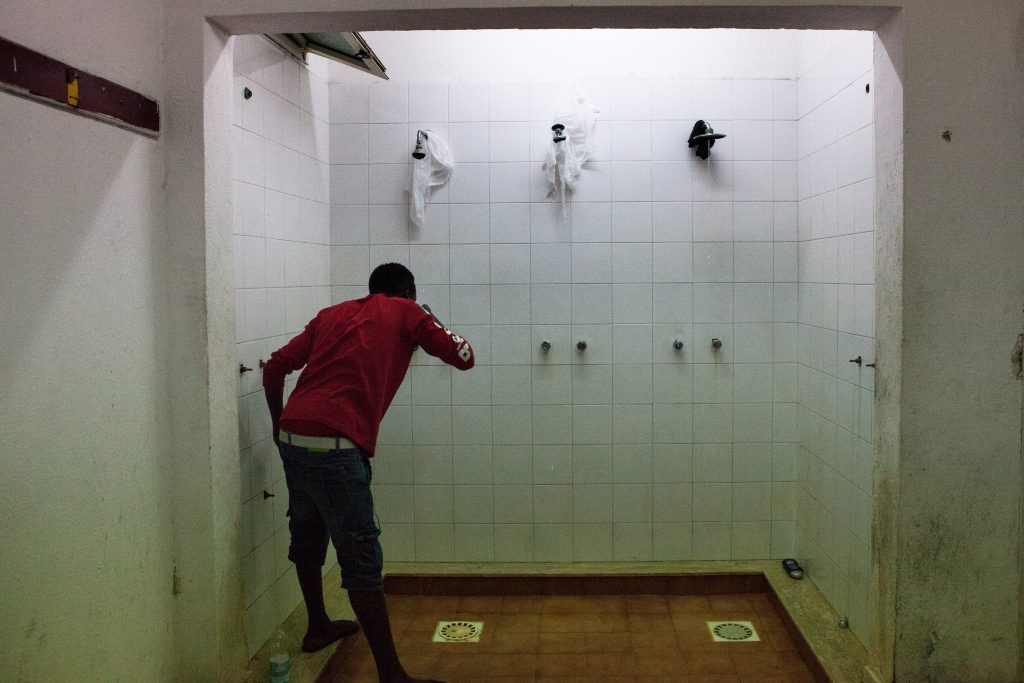 Lo scatolone, Reggio Calabria, Italia. All'interno della palestra i servizi igienici non sono abbastanza per il numero di persone che ci vivono, 2 bagni e e 3 docce. FOTO: Arianna Pagani.