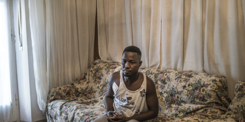 Wilson Kofi nel suo appartamento a Macerata. In questa immagine si vede la medicazione al foro di entrata del proiettile di Traini, e sulla schiena ha quello di uscita (foto: Emanuele Satolli)