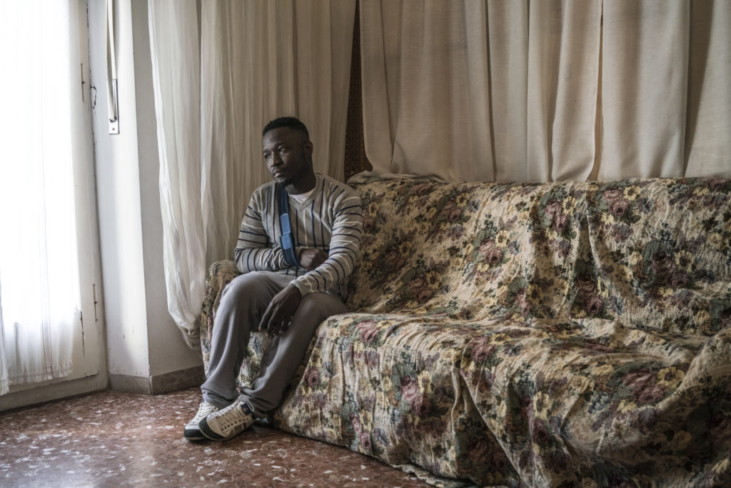 Wilson Kofi nel suo appartamento a Macerata poche ore dopo essere stato dimesso dall'ospedale (foto: Emanuele Satolli)
