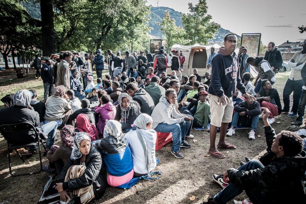 Como. Migranti attendono l'apertura del campo d'accoglienza nel parco di fronte alla stazione S.Giovanni. (Foto: Emanuele Amighetti) 