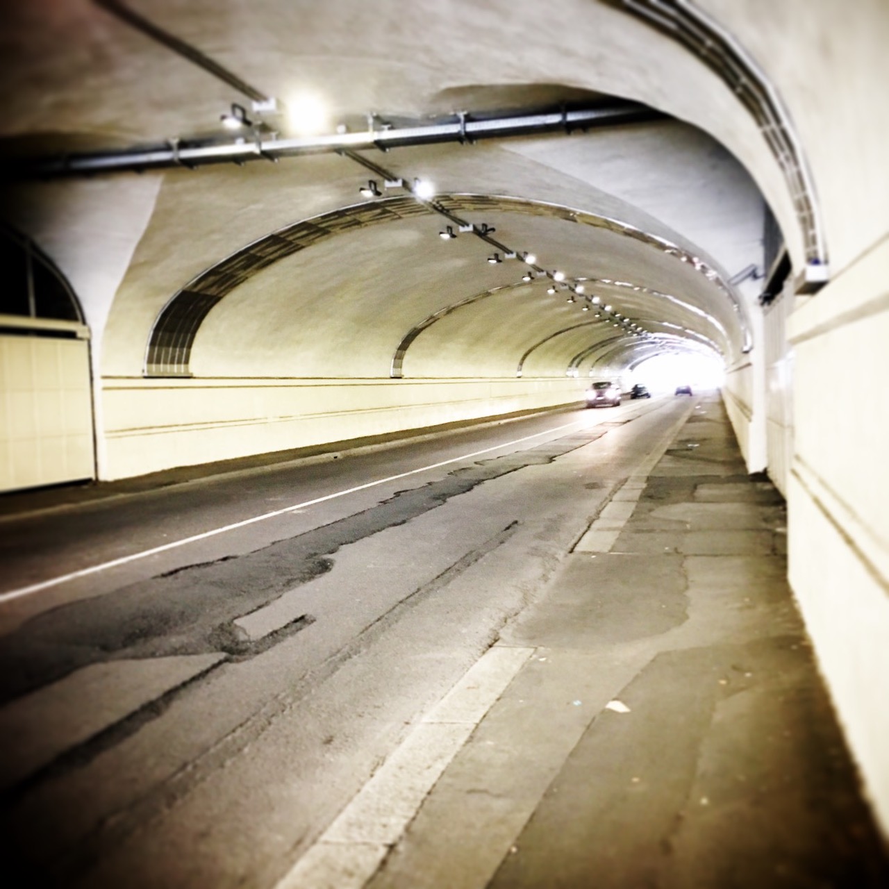 Il tunnel - Hub via Sammartini, Milano (Foto: Marina Petrillo)