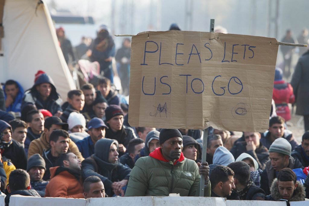 (Rifugiati al confine tra Grecia e Macedonia. Foto: Steve Evans)