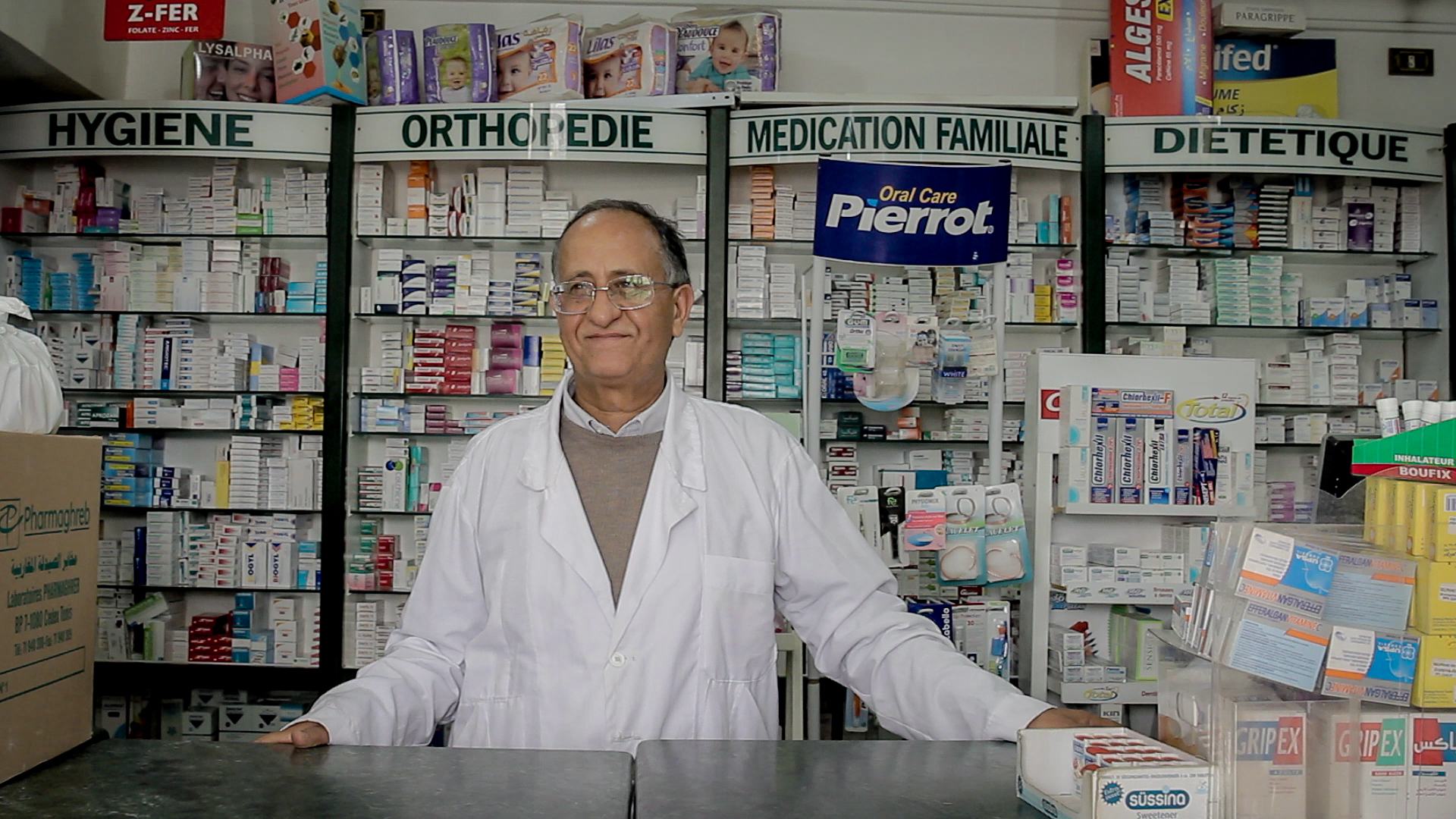 Mongi Slim, presidente della Mezzaluna Rossa nel governorato di Tataouine, nella sua farmacia a Zarzis (foto: Giulia Bertoluzzi)