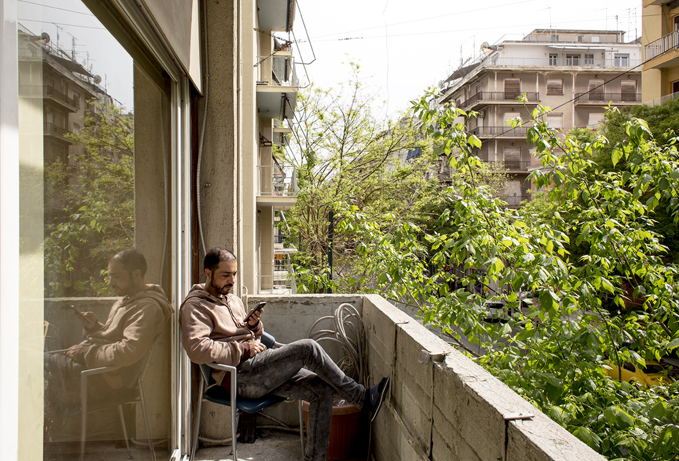 Su uno dei balconi del City Plaza occupato di Atene (foto: Alberta Aureli)