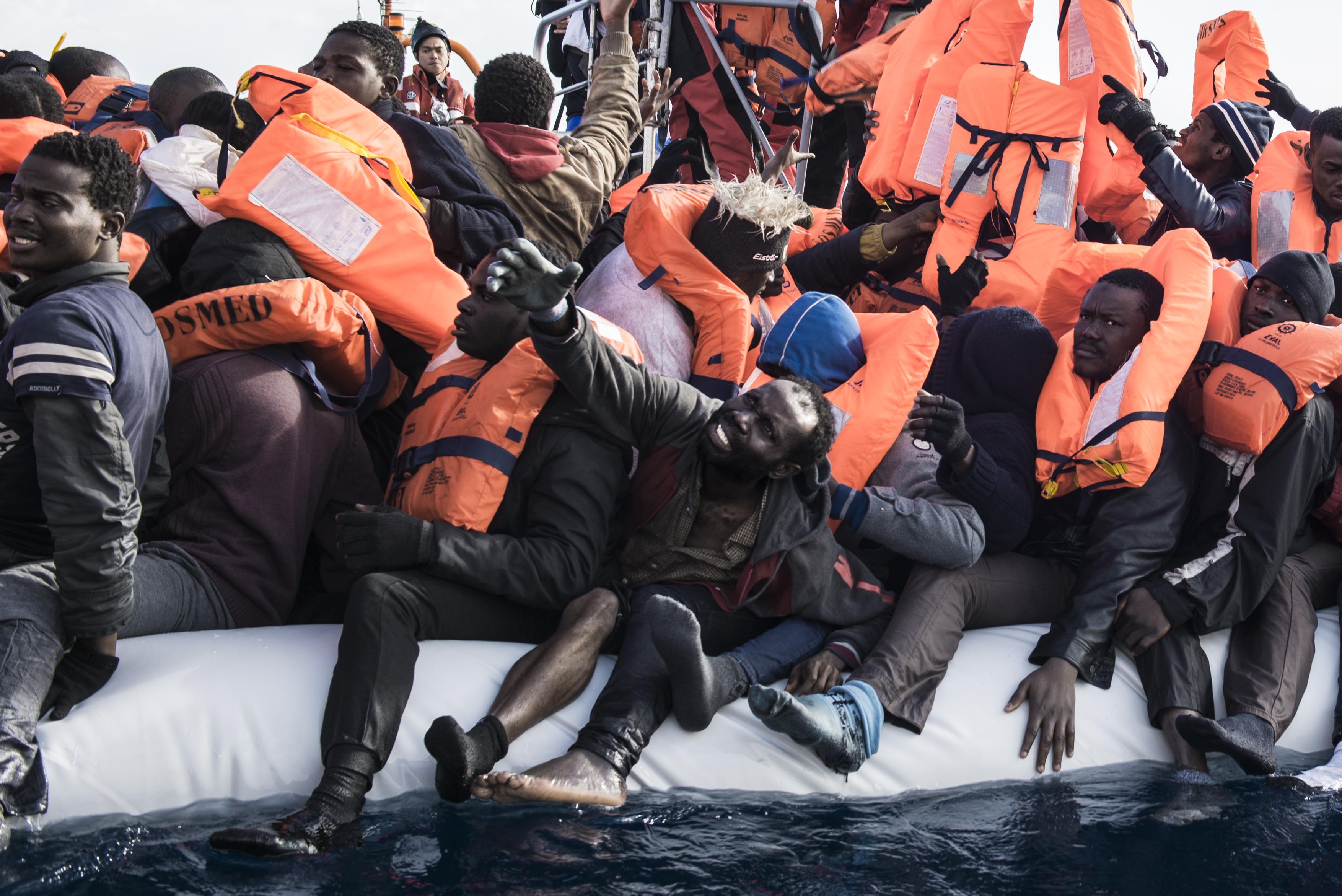 Al largo delle coste libiche in acque internazionali l'equipaggio della nave Aquarius soccorre un gommone in avaria con a bordo 132 donne e uomini; alcuni affrontano terrorizzati il loro primo viaggio in mare. (Foto: Federica Mameli/Luz)