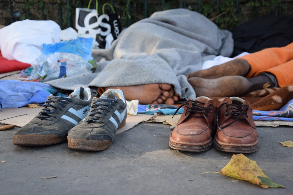 Scarpe di due migranti dell’accampamento informale di Porte de la Chapelle (foto: Veronica Di Benedetto Montaccini)