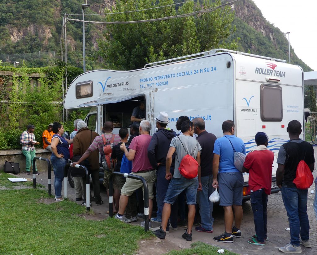 Volontari distribuiscono cibo ai migranti a Bolzano (foto: Michele Luppi)