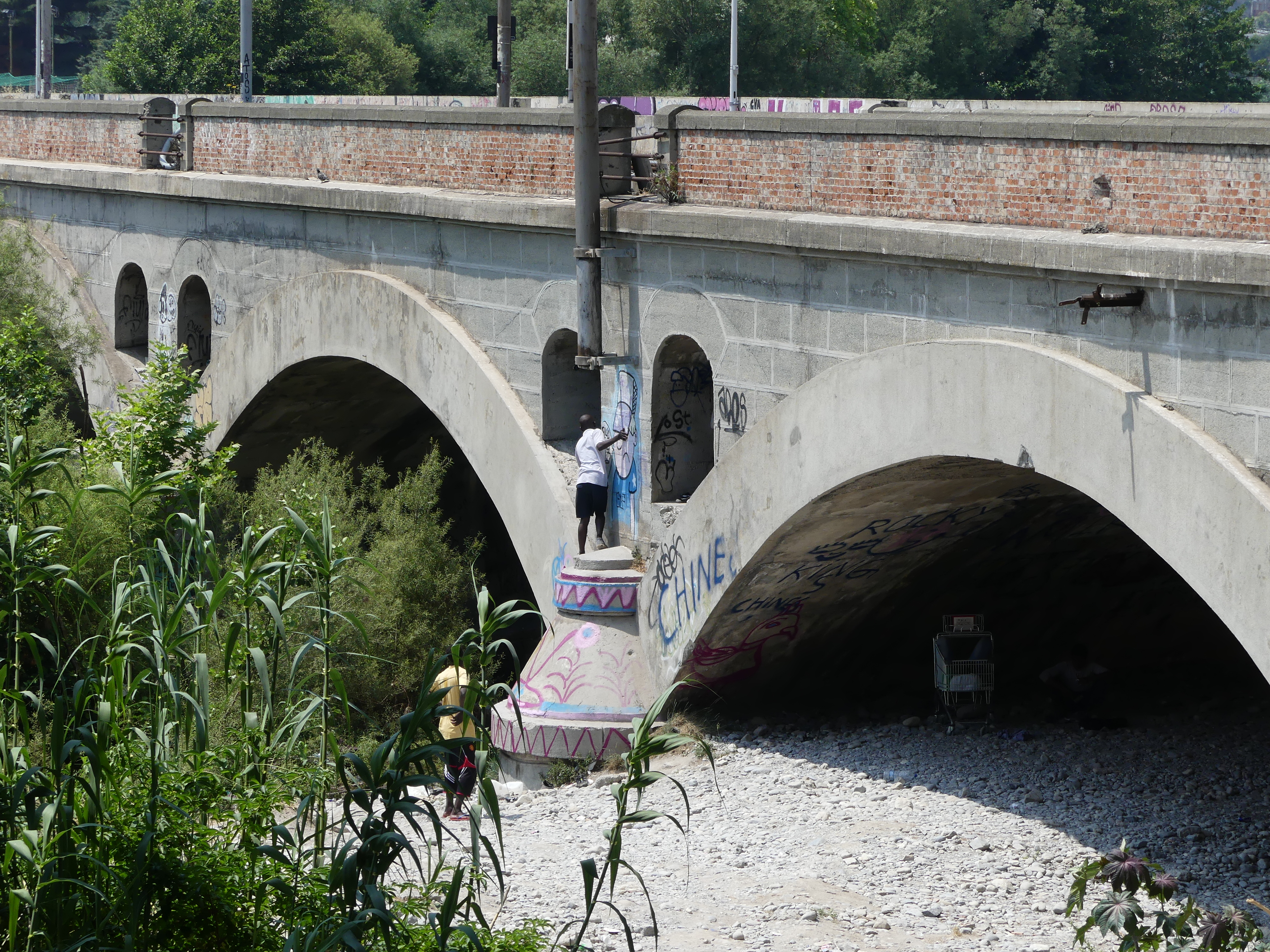 Al ponte ferroviario sul fiume Roja, Ventimiglia (foto: Michele Luppi)