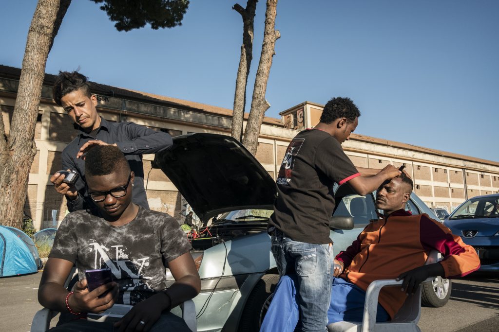 Baobab Experience, barbiere di strada in piazzale Maslax, Roma (foto: Francesco Pistilli)