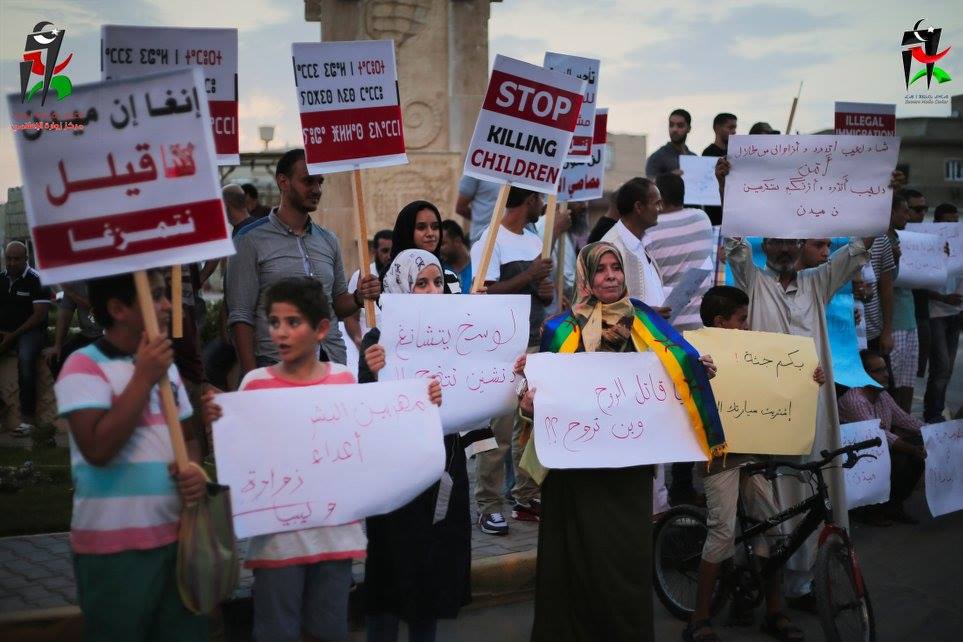 Manifestazione della società civile di Zuwara il 28 agosto 2015 contro i trafficanti. I cartelli sono in lingua inglese, araba e tamazigt. Uno di questi dice: "Omicida di anime, dove vai?" (Foto: Zuwara Media Center) 