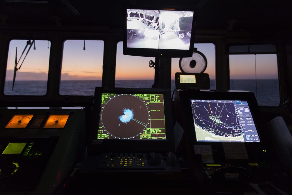 Alle prime luci dell'alba i radar di Aquarius monitorano le acque internazionali in cerca di un gommone in avaria segnalato da MRCC Roma, il centro di coordinamento del soccorso marittimo. (foto: Federica Mameli)