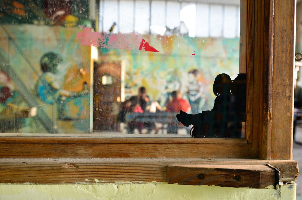 L'aula per il doposcuola dei bambini, ipinta a festa dalla street artist Alice Pasquini e dall’artista decorativa Veronica Montanino. Foto di Maurizio Franco.
