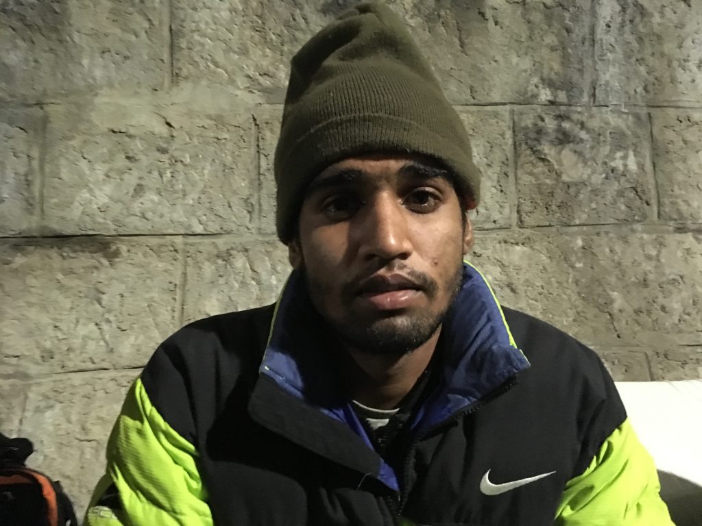 Pakistano, richiedente asilo respinto dalla Germania, è arrivato a Gorizia a metà novembre. Ha dormito nella Galleria Bombi fino allo sgombero. Ora è stato trasferito in un Cara del Friuli Venezia Giulia (foto: Marta Cosentino)