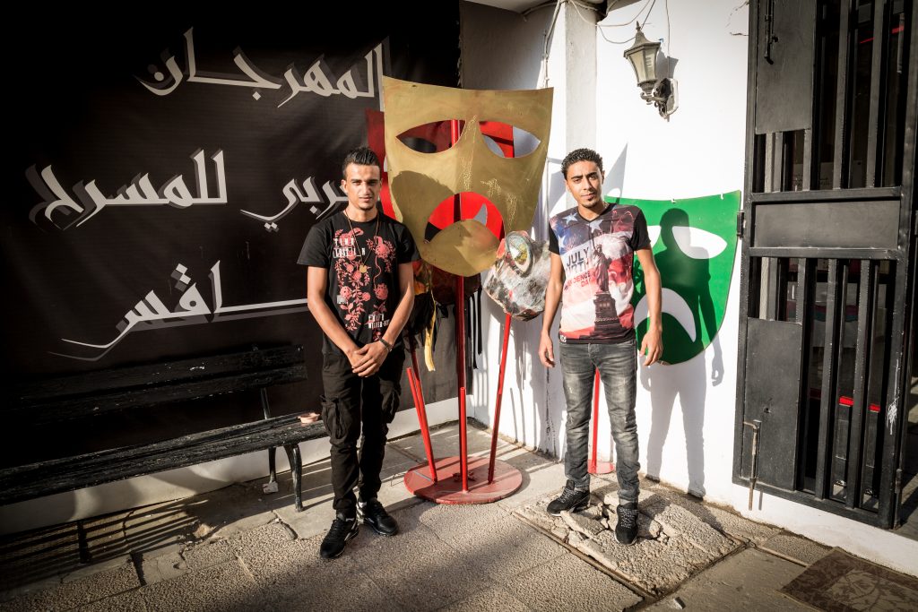 Hafez e Khaled, sopravvissuti al naufragio dell'8 ottobre, di fronte al teatro di Sfax (foto: Giulia Bertoluzzi)