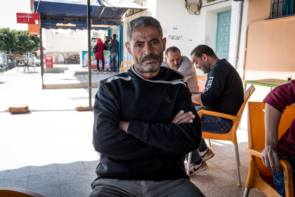 Mabrouk Lahmar, padre di una vittima di 17 anni e zio di tre vittime della stessa età. Lavoratore giornaliero di Bir Ali Ben Khalifa, di 43 anni (foto: Giulia Bertoluzzi)