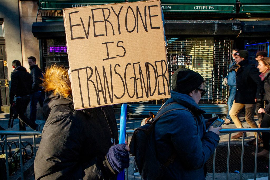 Manifestazione di solidarietà con i rifugiati LGbti davanti alla storica Stonewall Inn di New York (foto: Mathias Wasik 4 febbraio 2017 (CC BY-SA 2.0)