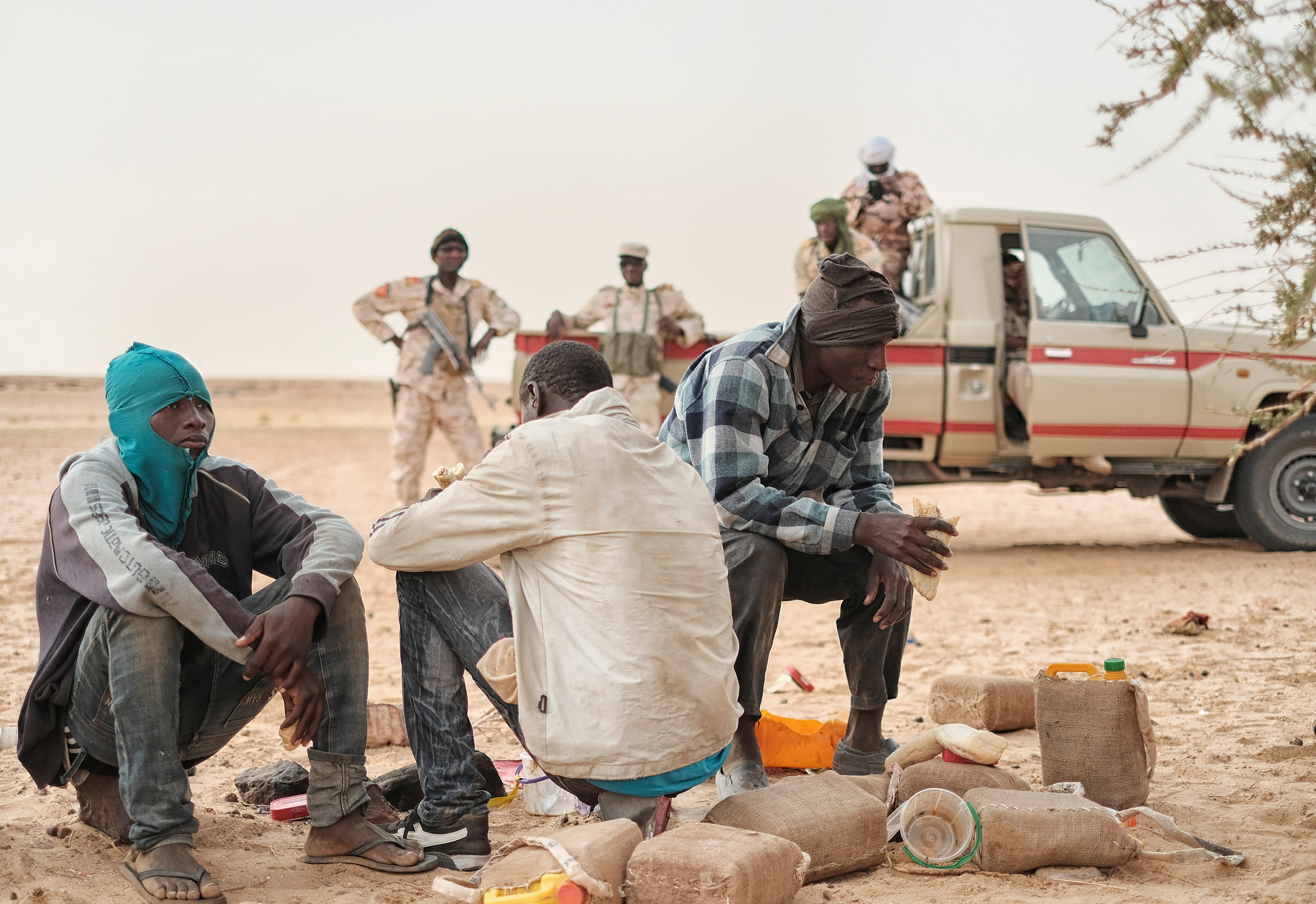 Migranti abbandonati nel Sahara vengono trovati da una pattuglia militare, sulla rotta verso la Libia (foto: Giacomo Zandonini)