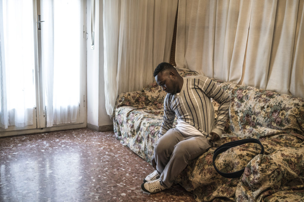 Wilson Kofi a casa a Macerata dopo essere stato dimesso dall'ospedale (foto: Emanuele Satolli)