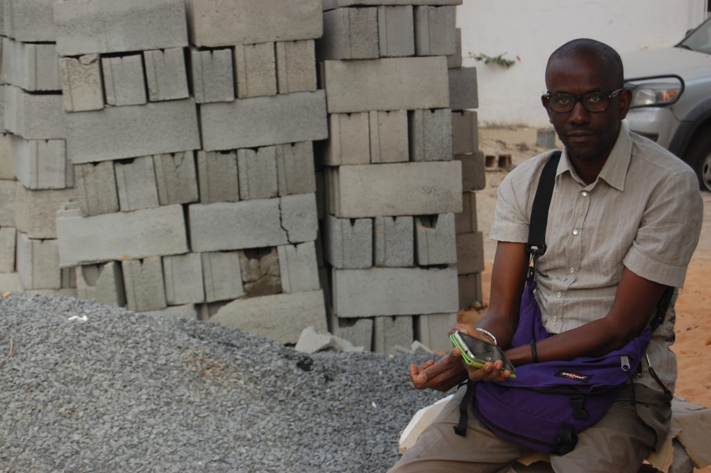Abdoullaye Diallo nel quartiere di Thiaroye (foto: Maurizio Fantoni Minnella)
