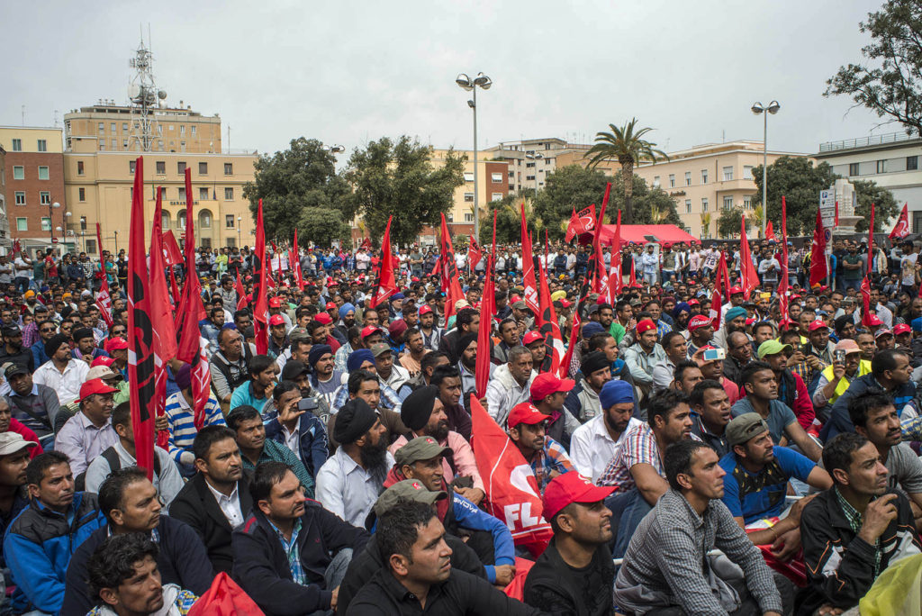 Oltre duemila Sikh protestano in piazza della libertà a Latina per rivendicare condizioni di lavoro più dignitose e un salario minimo di 5 euro l’ora (foto: Marco Valle) 