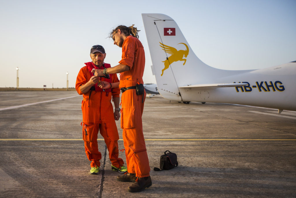 Pasquale, uno dei volontari della svizzera Humanitarian Pilot Initiative per Moonbird, con Tamino Böhm, operatore di volo per Sea Watch. I due si preparano prima del volo vicino alla coda dell'aeroplano (foto: Alessio Mamo)