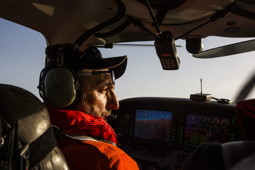 Pasquale, pilota volontario per la Humanitarian Pilot Initiative, guarda uno dei target che Moonbird ha individuato dall'alto (foto: Alessio Mamo)