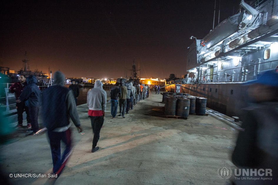 Migranti assistiti dall'Unhcr il 14 marzo 2018, dopo essere stati intercettati in mare dalla Guardia Costiera libica e portati alla base navale di Tripoli, come migliaia di altri nei primi mesi del 2018 (foto: Unhcr/Sufian Said) 