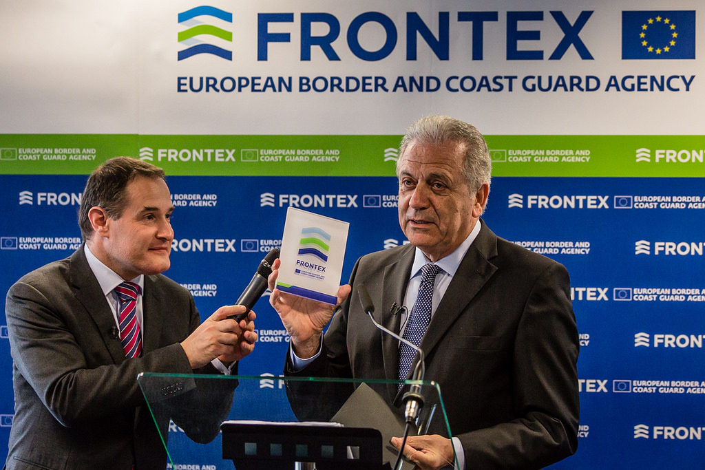 Il Commissario Ue per le Migrazioni Dimitris Avramopoulos in Polonia con il direttore di Frontex, Fabrice Leggeri (foto su licenza CC BY-SA 2.0)