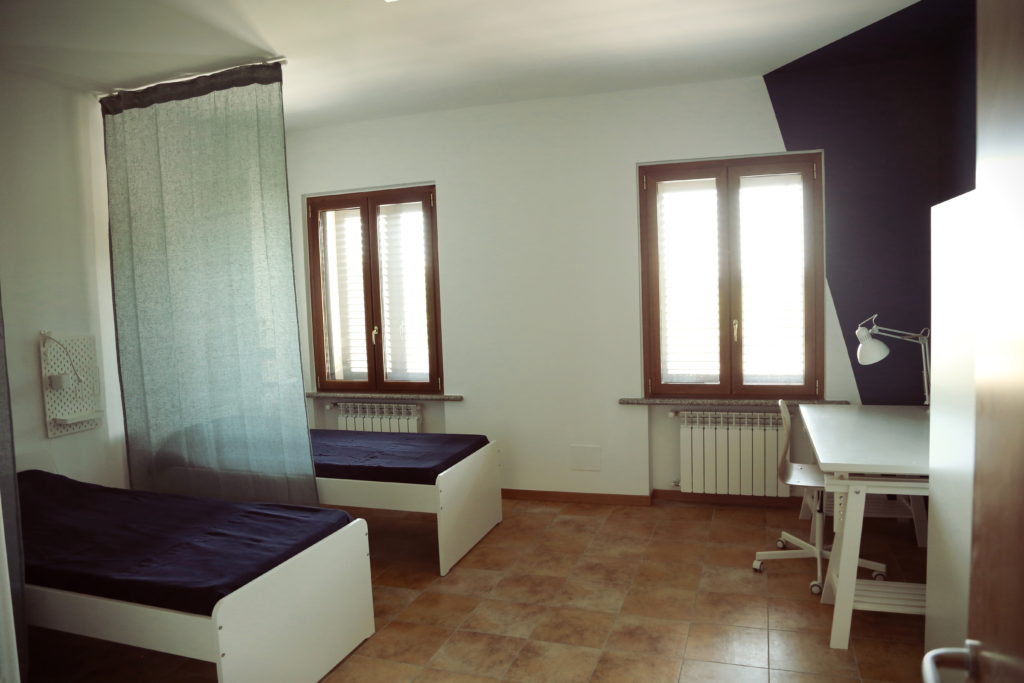 Una delle stanze per le ospiti di Casa Chiaravalle (foto: Antonio Martella)