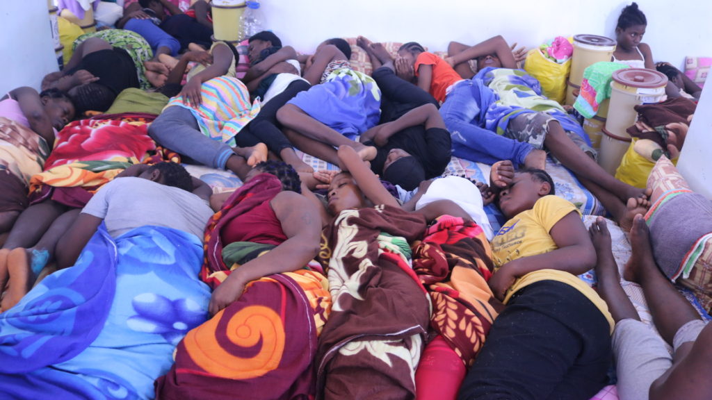 Centro di detenzione di Surman - decine di donne ammassate in uno dei centri di detenzione per migranti donne in Libia (foto: Nancy Porsia)