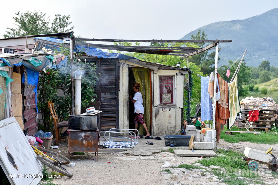 La famiglia Feta abita vicino alla cittadina costiera di Tivat, in Montenegro, dopo essere fuggita dal conflitto in Kosovo nel 1999. Con otto figli, sono rimasti per anni senza documenti né nazionalità (foto: Unhcr)