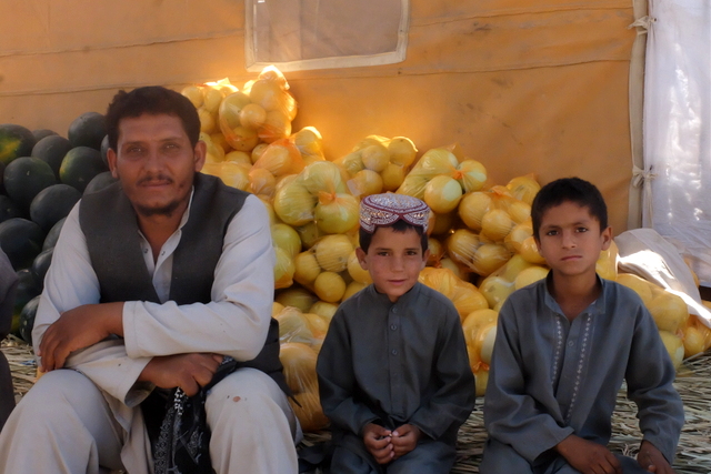 Hejrat con due dei figli di Rabihullah, Jalalabad