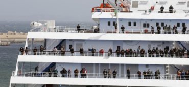 Il trasferimento di uomini e donne già presenti sul territorio italiano sulle navi quarantena è illegale