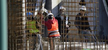 Regolarizzare le persone migranti per supportare l’economia