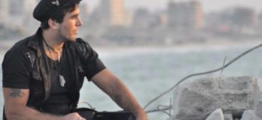 «Restiamo umani»: Vittorio Arrigoni raccontato da sua madre